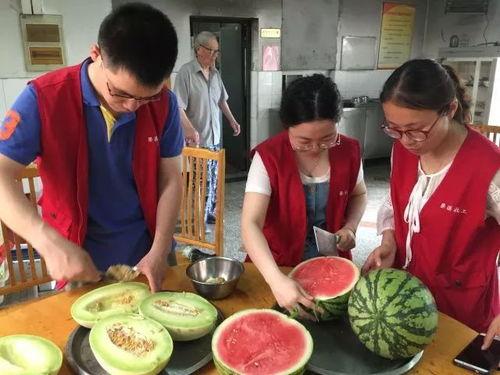 过年吃瓜爷爷奶奶,爷爷奶奶的甜蜜“吃瓜”时光